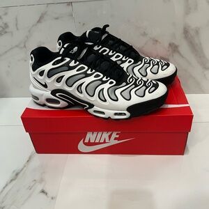 Nike Men's Black and Silver Air Max Plus Drift
